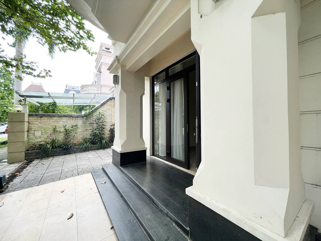 Semi - detached villa for rent in T2 Ciputra Hanoi 3